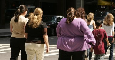 Pedestrians walk across the street near Times Square in New York, U.S., Aug. 28, 2007. (Reuters Photo)