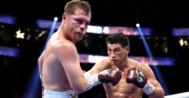 Dmitry Bivol (R) punches Canelo Alvarez during their WBA light heavyweight title fight, Las Vegas, U.S., May 07, 2022. (AFP Photo)