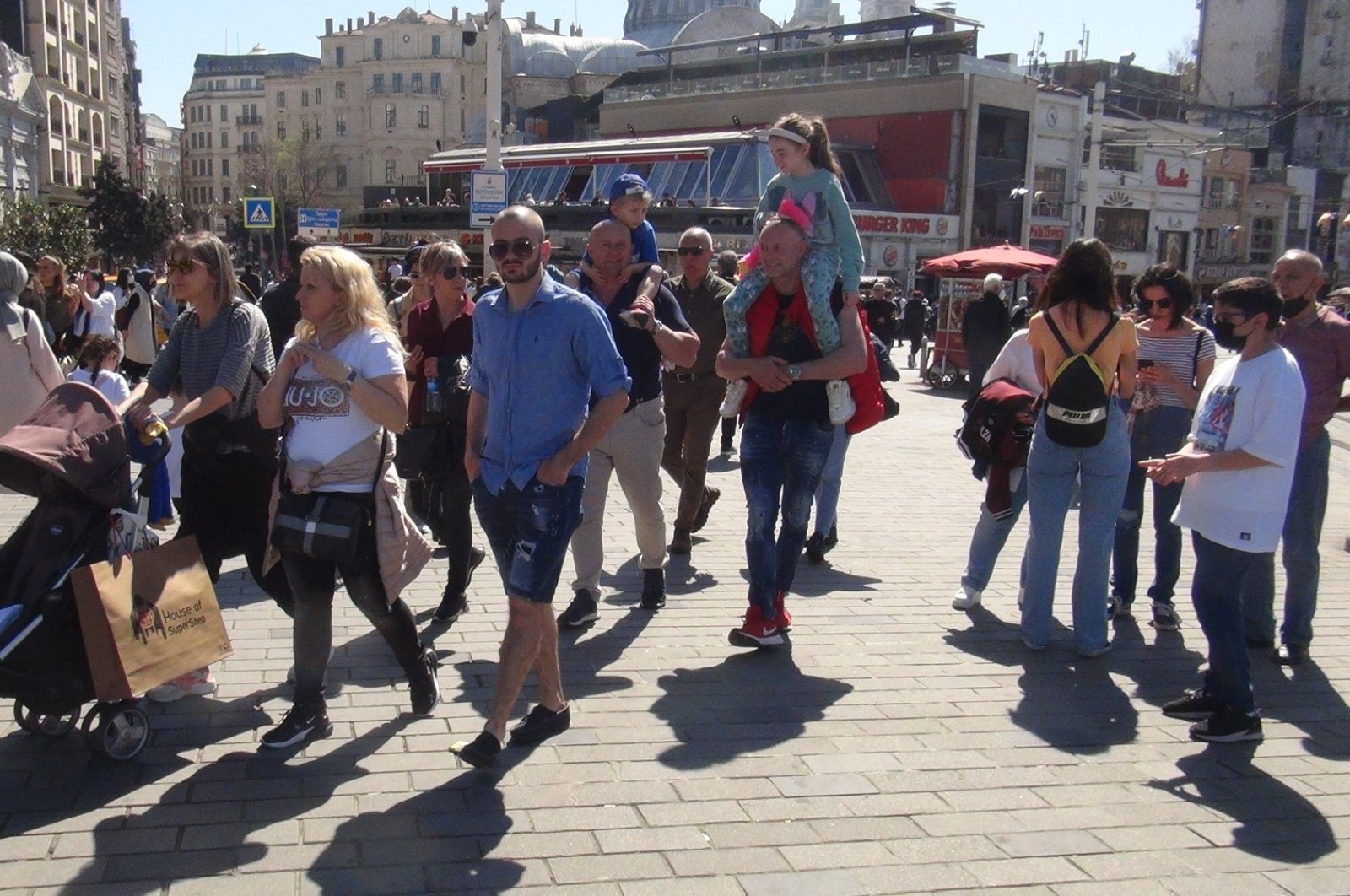 Turis memadati Istanbul saat keramaian menyamai level pra-pandemi