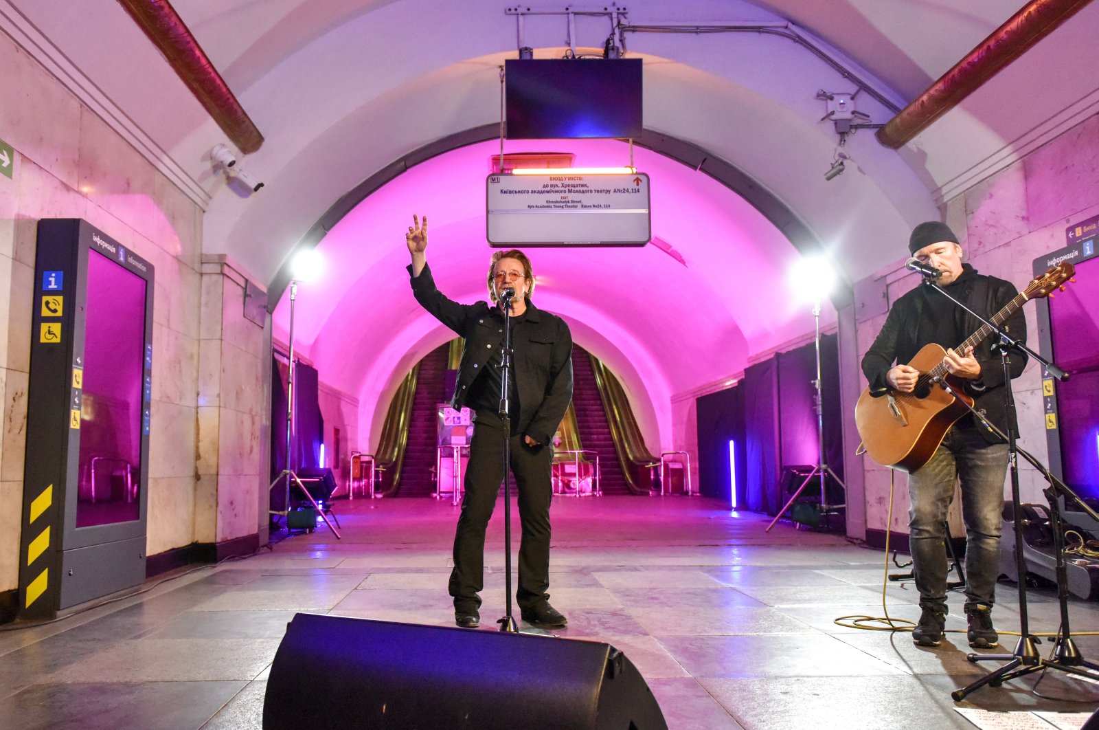 Musisi U2 melakukan konser ‘kebebasan’ di kereta bawah tanah Kyiv