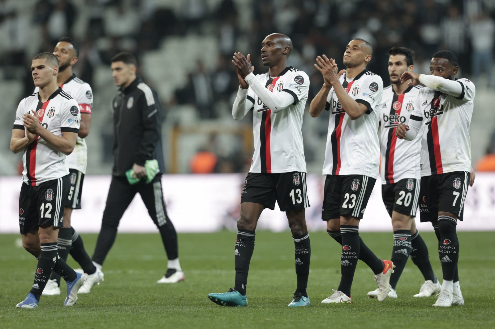 Beşiktaş&#039;s Atiba Hutchinson and teammates applaud fans after the match at Vodafone Park, Istanbul, May 8, 2022. (Reuters Photo)