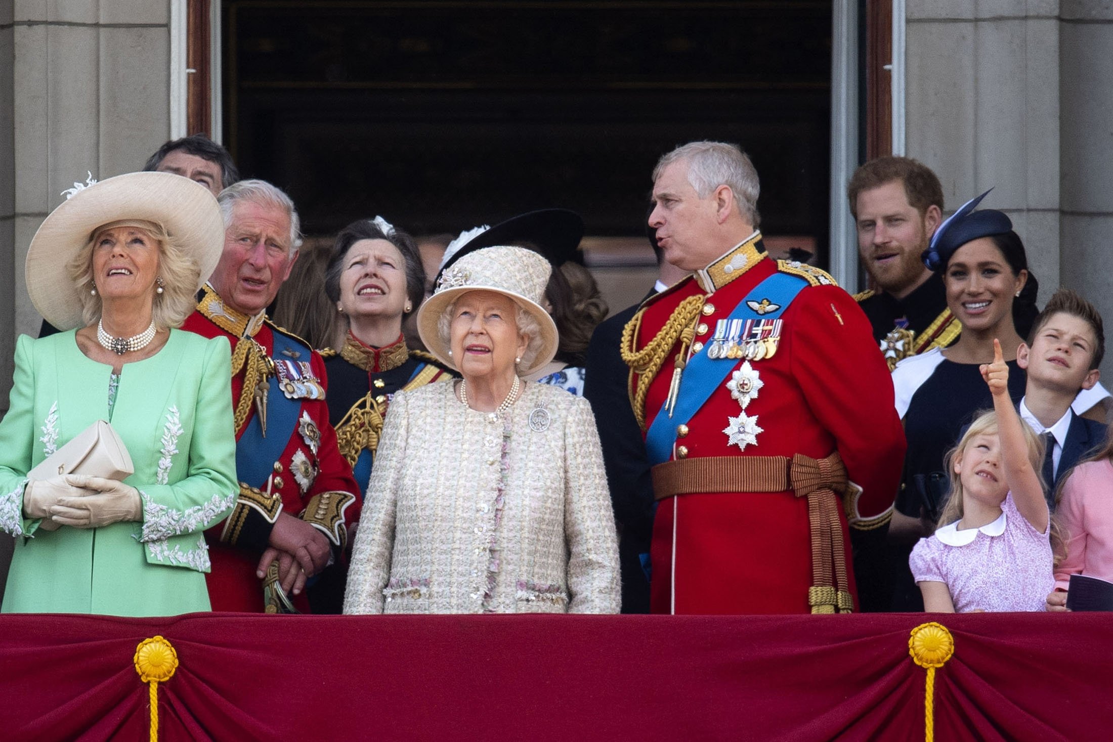 Adegan keluarga seperti ini di balkon Buckingham Place tidak mungkin untuk pesta kerajaan, mengingat masalah kesehatan ratu, skandal seputar Pangeran Andrew dan keterasingan Duke dan Duchess of Sussex.  (foto dpa)