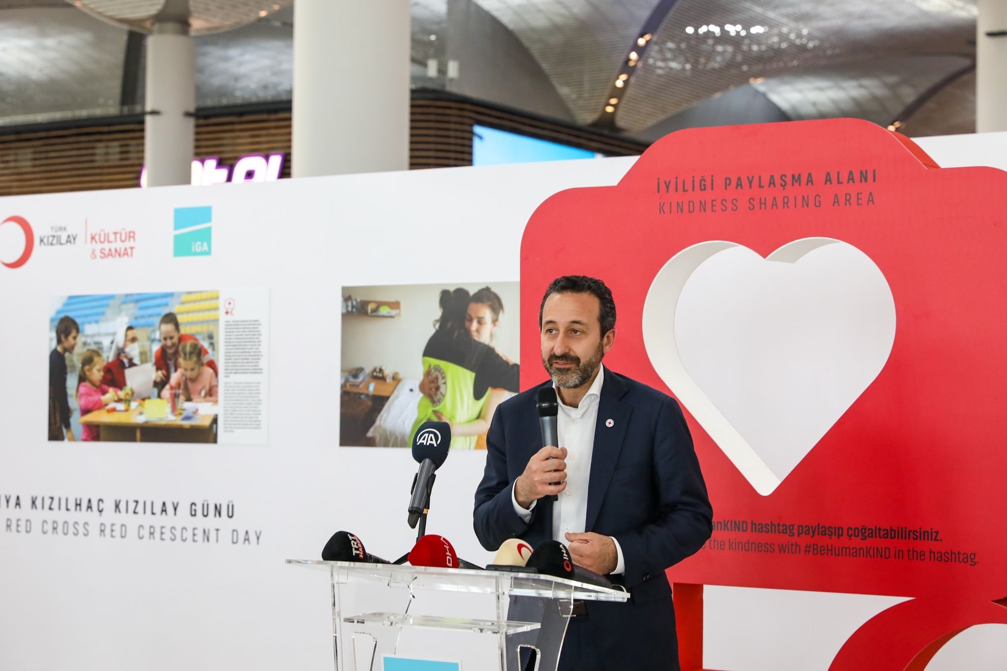 Direktur Jenderal Palang Merah Internasional Robert Mardini berbicara pada upacara pembukaan pameran “Meeting in Kindness”, Bandara Istanbul, Istanbul, Turki, 8 Mei 2022.