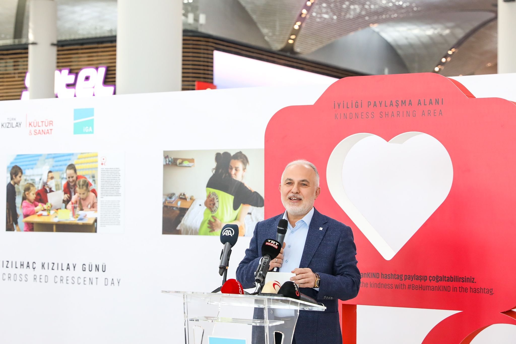 Presiden Bulan Sabit Merah Turki Kerem Kınık berbicara pada upacara pembukaan pameran “Meeting in Kindness”, Bandara Istanbul, Istanbul, Turki, 8 Mei 2022.