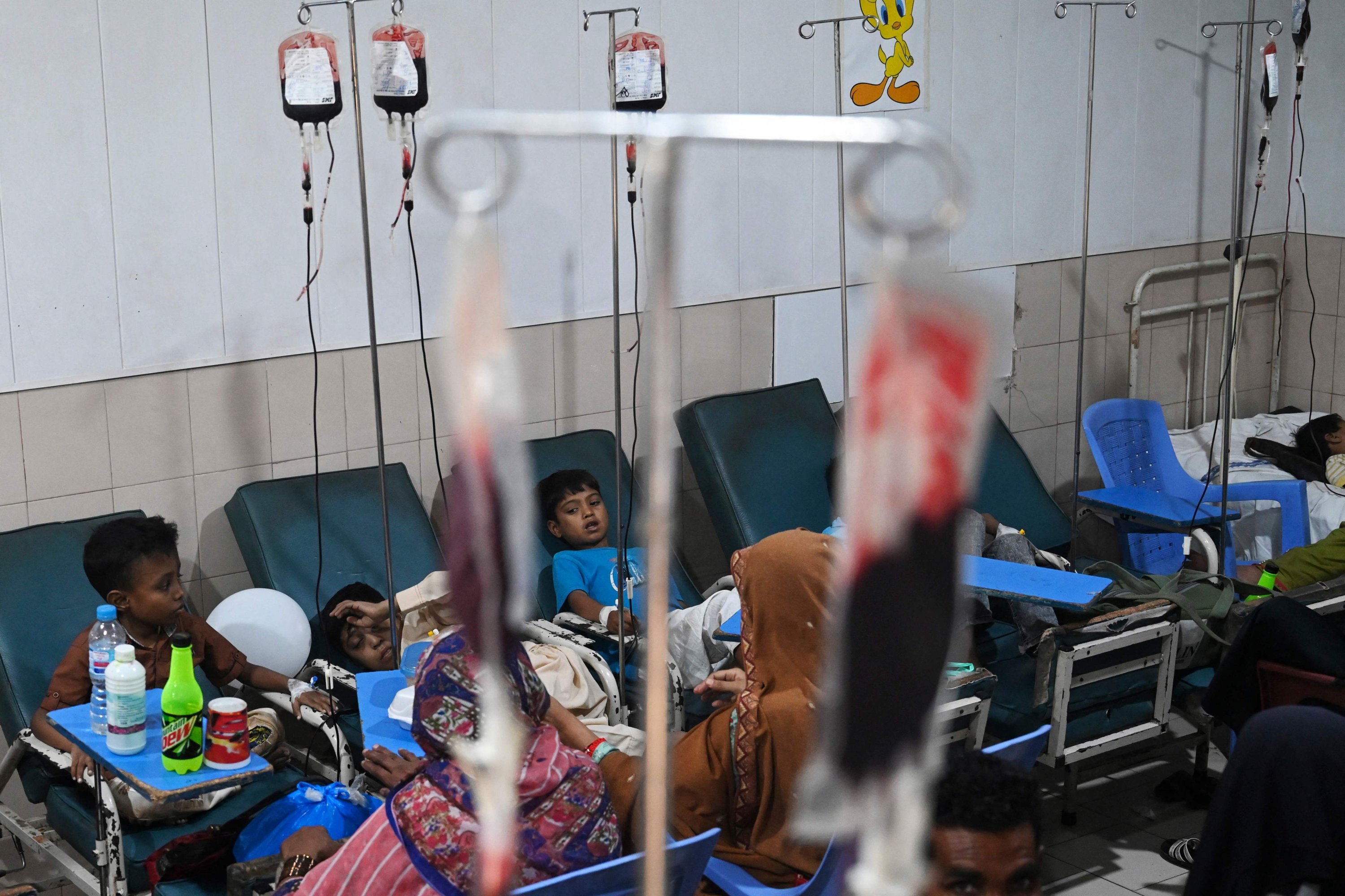 Anak-anak penderita talasemia, kelainan darah bawaan yang menyebabkan tubuh memiliki kadar hemoglobin yang lebih rendah, menerima transfusi darah di sebuah rumah sakit di Lahore, Pakistan, 7 Mei 2022. (AFP Photo)