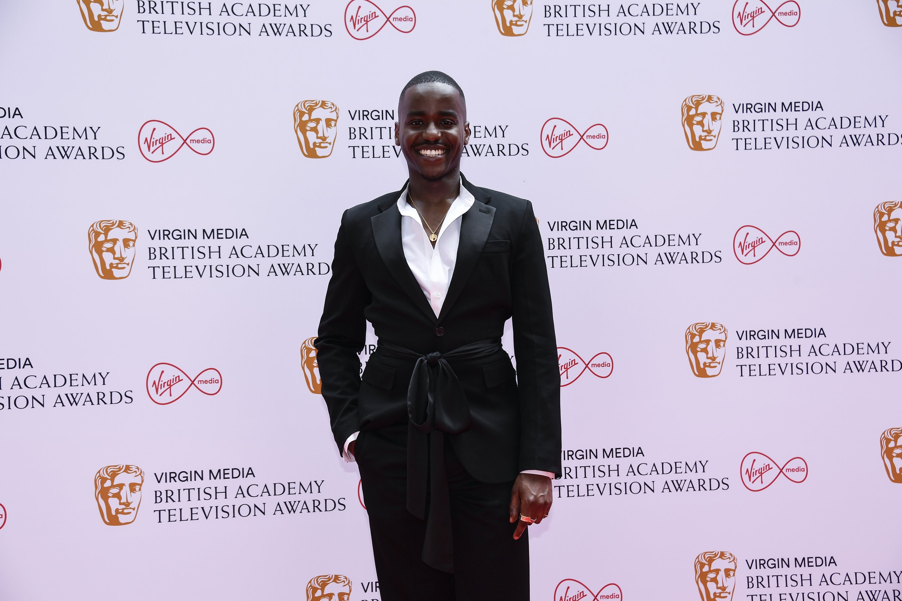 Ncuti Gatwa berpose untuk fotografer saat tiba di British Academy Television Awards di London, Inggris, 6 Juni 2021. (AP Photo)