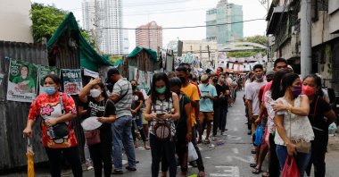 People queue outside a polling precinct to cast their ballots during the national elections in Tondo, Metro Manila, Philippines, May 9, 2022. (Reuters Photo)