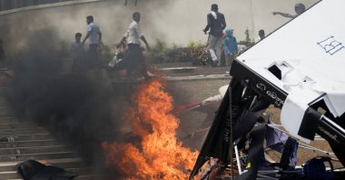Supporters of Sri Lanka's ruling party set fire to the "Gotagohome" village, which was set up by anti-government demonstrators, during a clash between the two groups, amid the country's economic crisis, Colombo, Sri Lanka, May 9, 2022. (Reuters Photo)