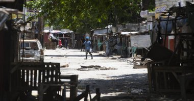 A man crosses a street barricaded during clashes between armed gangs in La Plaine neighborhood of Port-au-Prince, Haiti, May 6, 2022. (AP PHOTO)