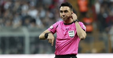 Referee Arda Kardeşler in action during the Turkish Süper Lig match between Beşiktaş and Fenerbahçe, Istanbul, Turkey, May 8, 2022. (AA Photo)