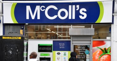 People enter a McColl&#039;s convenience store in London, Britain, May 6, 2022. (Reuters Photo)