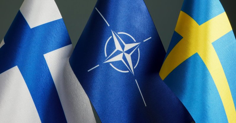 As bandeiras da Finlândia, da OTAN e da Suécia.  (Foto: Shutterstock)