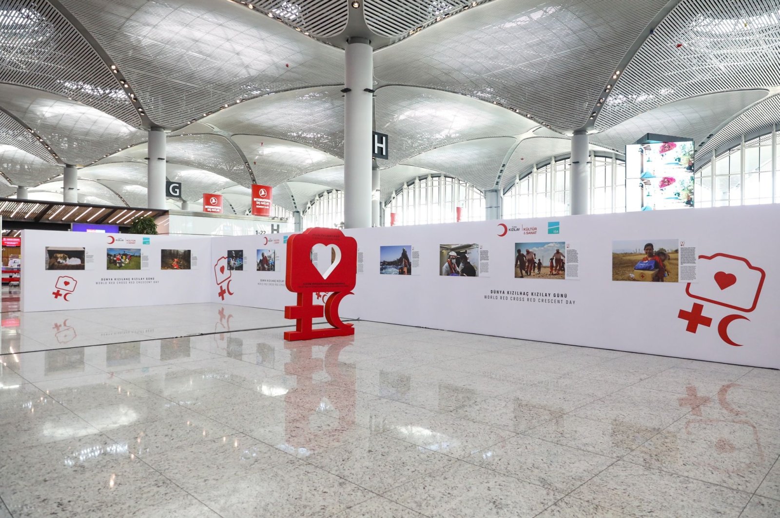 Pertunjukan Bulan Sabit Merah di Bandara Istanbul menghormati upaya sukarelawan
