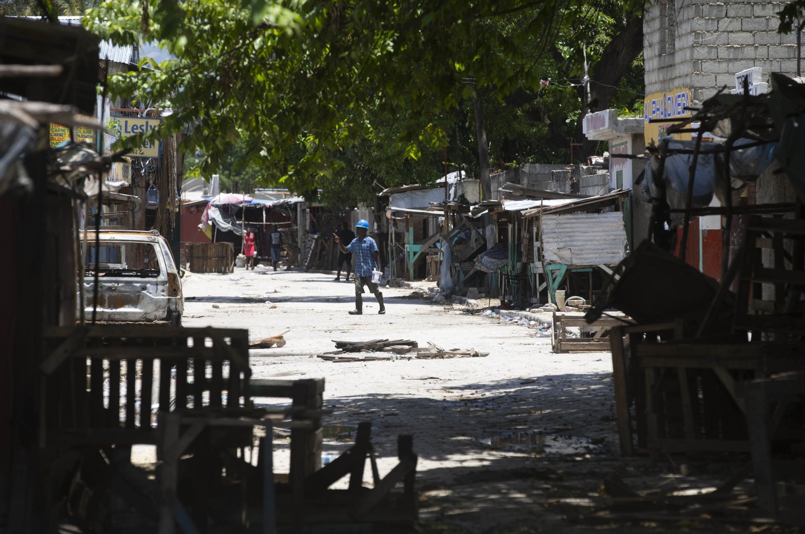 A man crosses a street barricaded during clashes between armed gangs in La Plaine neighborhood of Port-au-Prince, Haiti, May 6, 2022. (AP PHOTO)