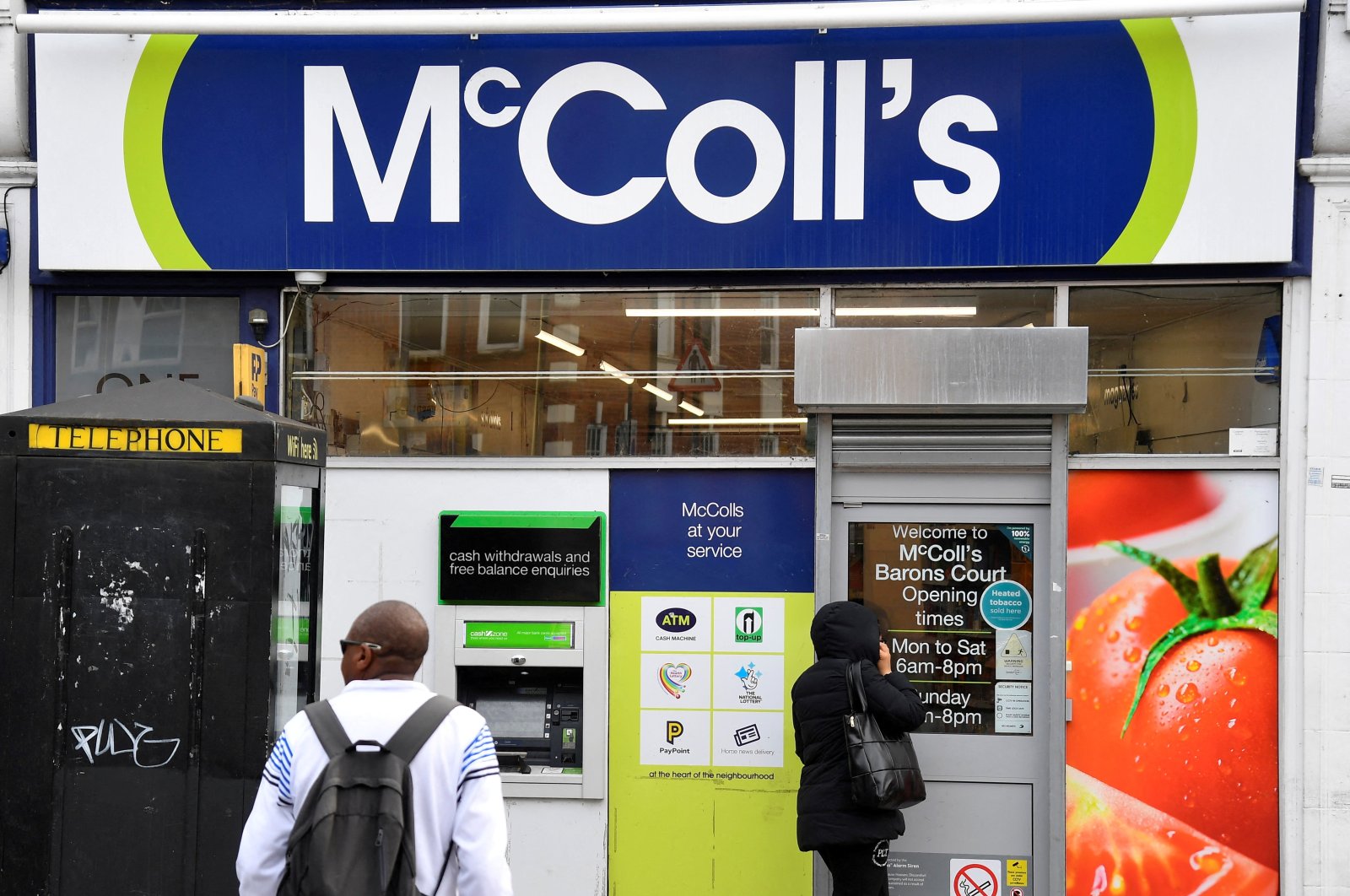 People enter a McColl&#039;s convenience store in London, Britain, May 6, 2022. (Reuters Photo)