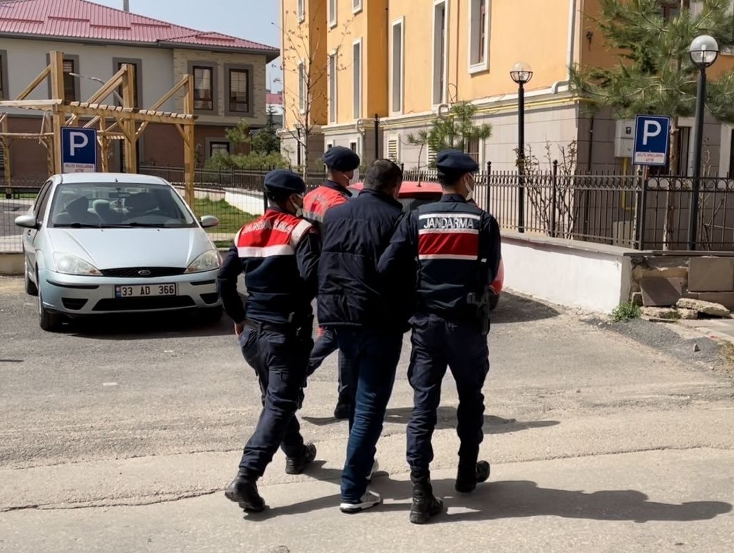 Gendarmerie officers escort a captured FETÖ suspect in Kahramanmaraş, southern Turkey, April 27, 2022. (AA PHOTO)