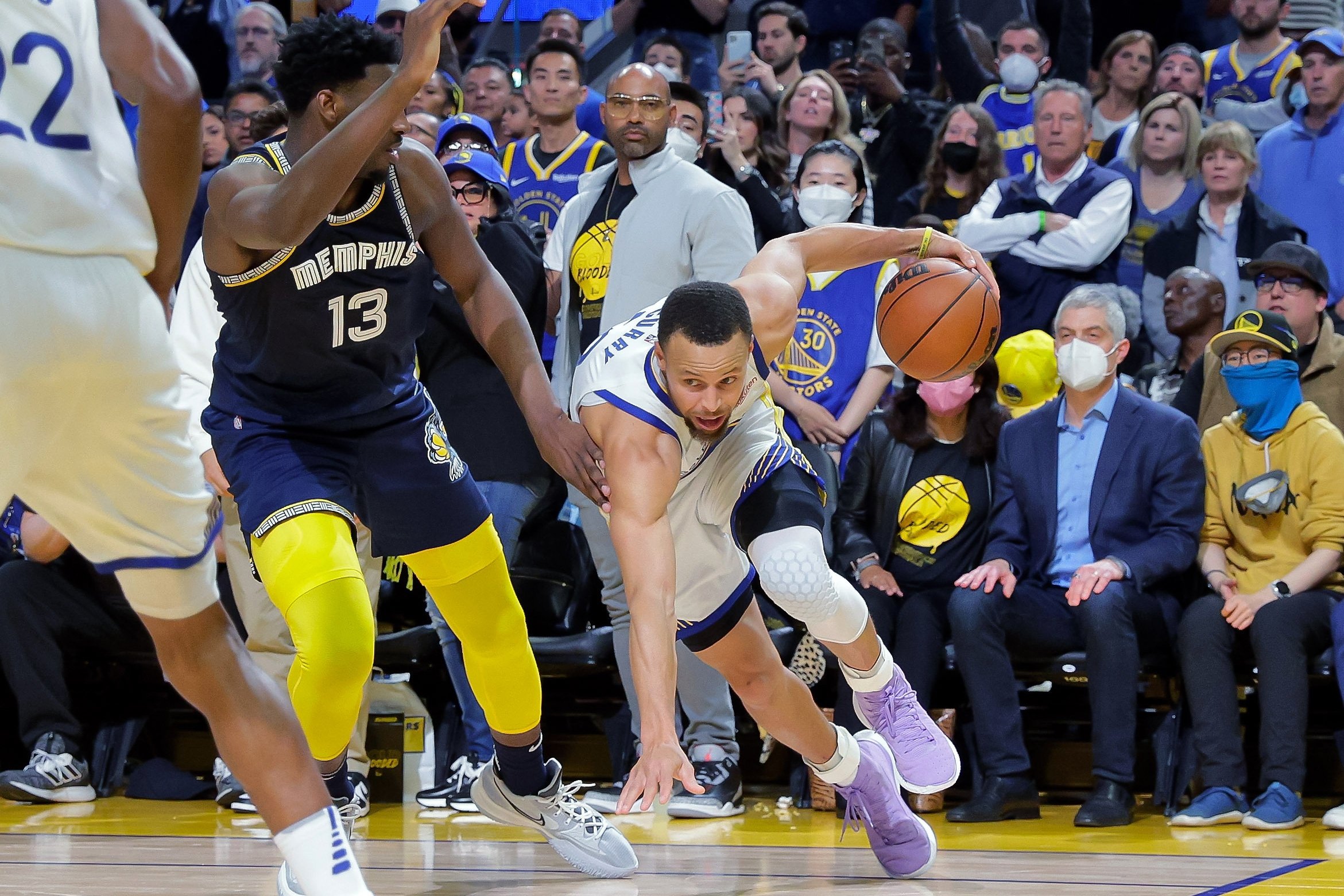 Warriors Stephen Curry (kanan) menggiring bola di sekitar pemain Grizzlies Jaren Jackson Jr. dalam pertandingan playoff NBA, San Francisco, AS, 9 Mei 2022. (AP Photo)