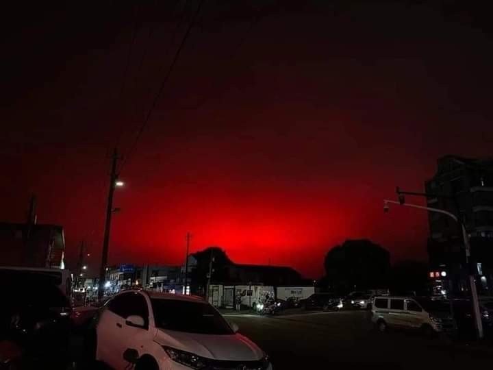 The red sky is seen this photo, Zhoushan, China, May 9, 2022. (IHA Photo)