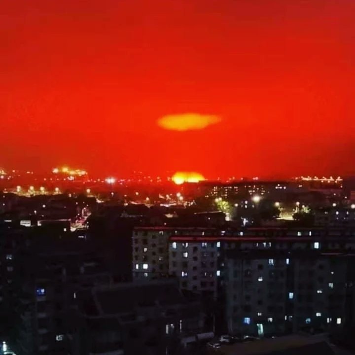 The red sky is seen this photo, Zhoushan, China, May 9, 2022. (IHA Photo)