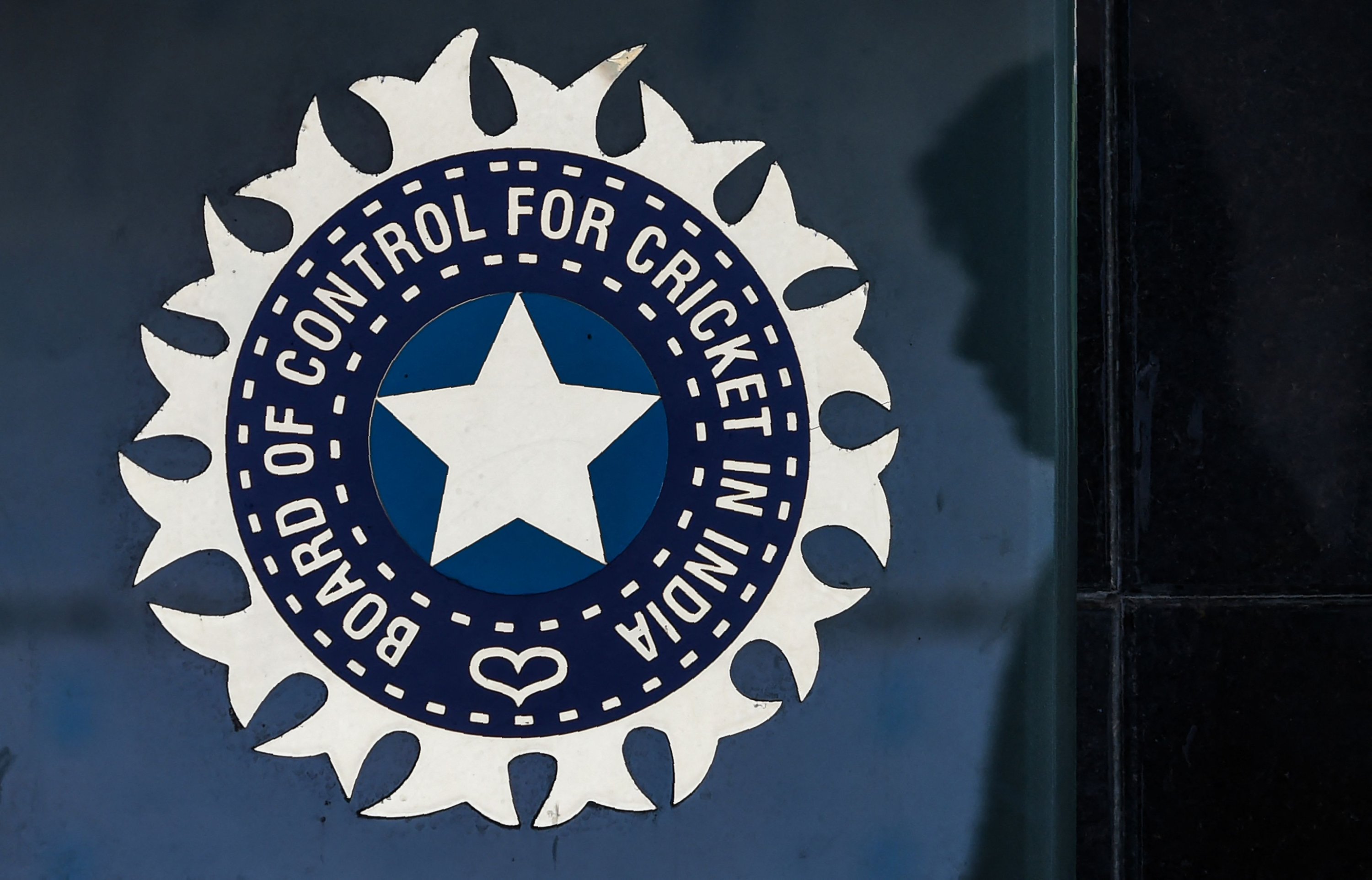 Logo BCCI terlihat di luar kantor pusatnya di Mumbai, India, 22 Mei 2016. (AFP Photo)