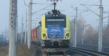A train carrying goods from Turkey to China departs from the northwestern province of Kocaeli, Turkey, Dec. 6, 2020. (AA Photo)