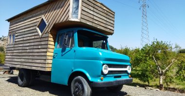 One of Hüseyin Kara&#039;s handcrafted Tiny Truckhouses. (Photo courtesy of Leyla Yvonne Ergil)