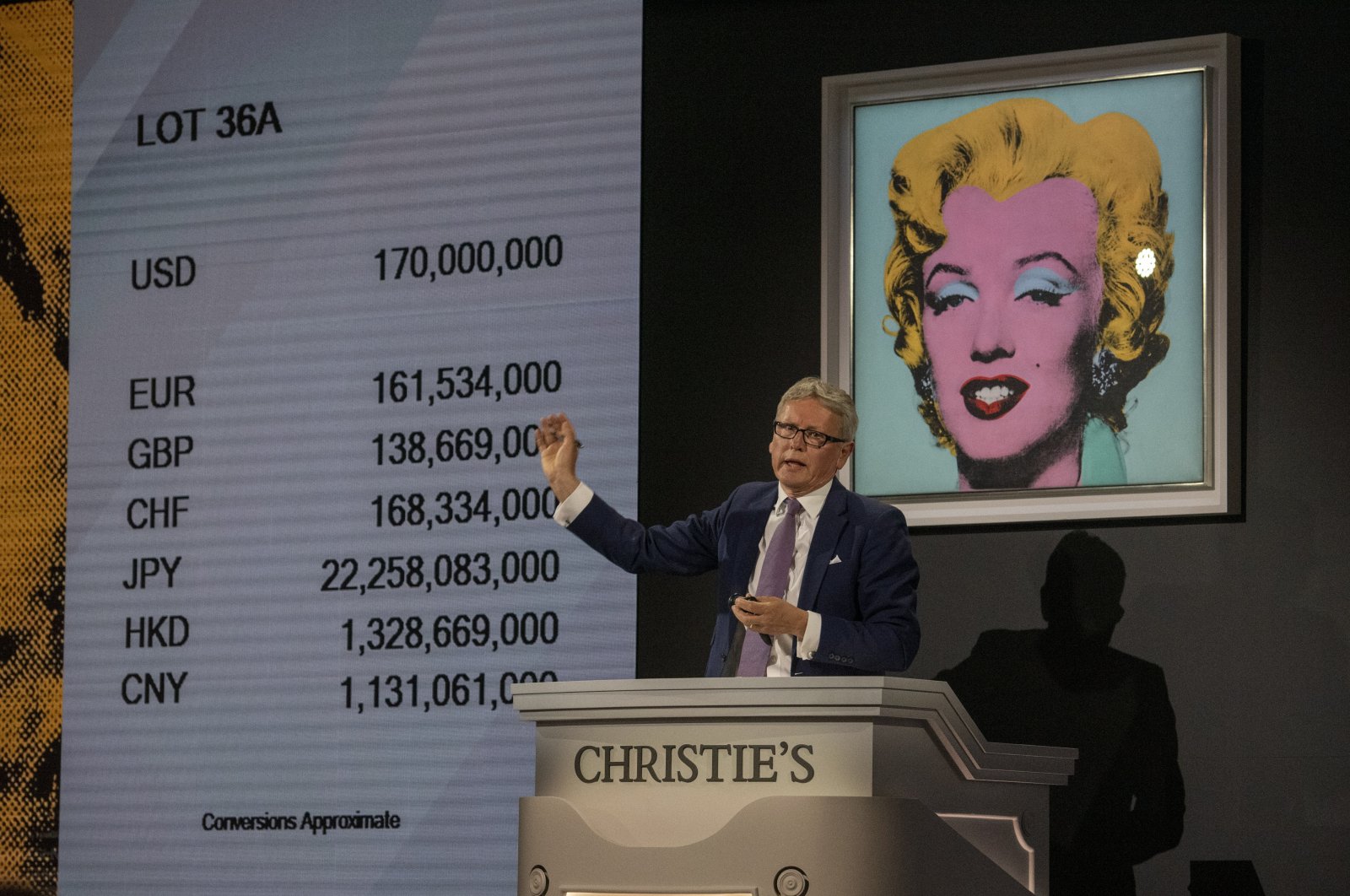 Christie&#039;s auctioneer ends the auction of &quot;Shot Sage Blue Marilyn&quot; by Andy Warhol for $170 million dollars during an Evening Sale of works from the Collection of Thomas and Doris Amman at Christie&#039;s Auction House in New York, U.S., May 9, 2022. (EPA Photo)