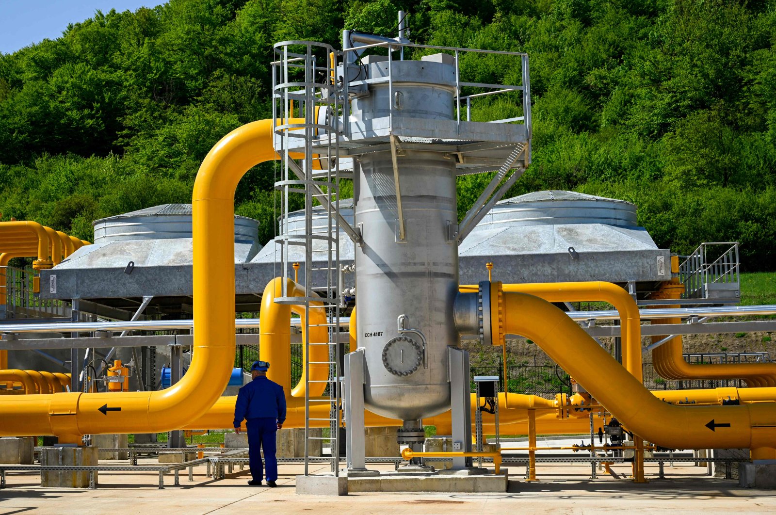 An employee walks near pipelines at the Bulgartransgaz gas compressor station in Ihtiman, Bulgaria, May 5, 2022. (AFP Photo)
