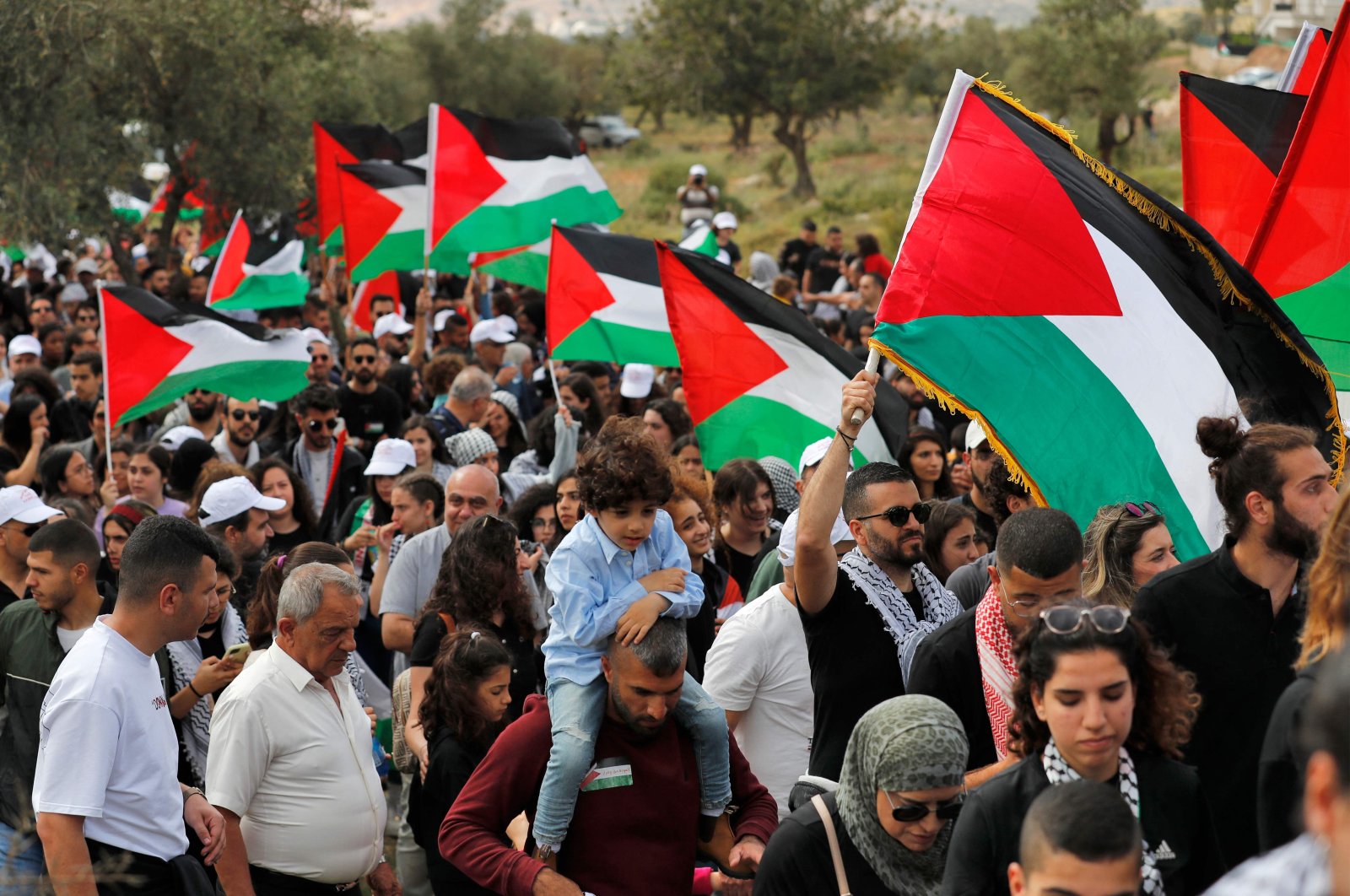 Arab Israeli protestors hold up Palestinian national flags during a demonstration, a city near  Sakhnin in northern Israel, May 5, 2022. (AFP Photo)