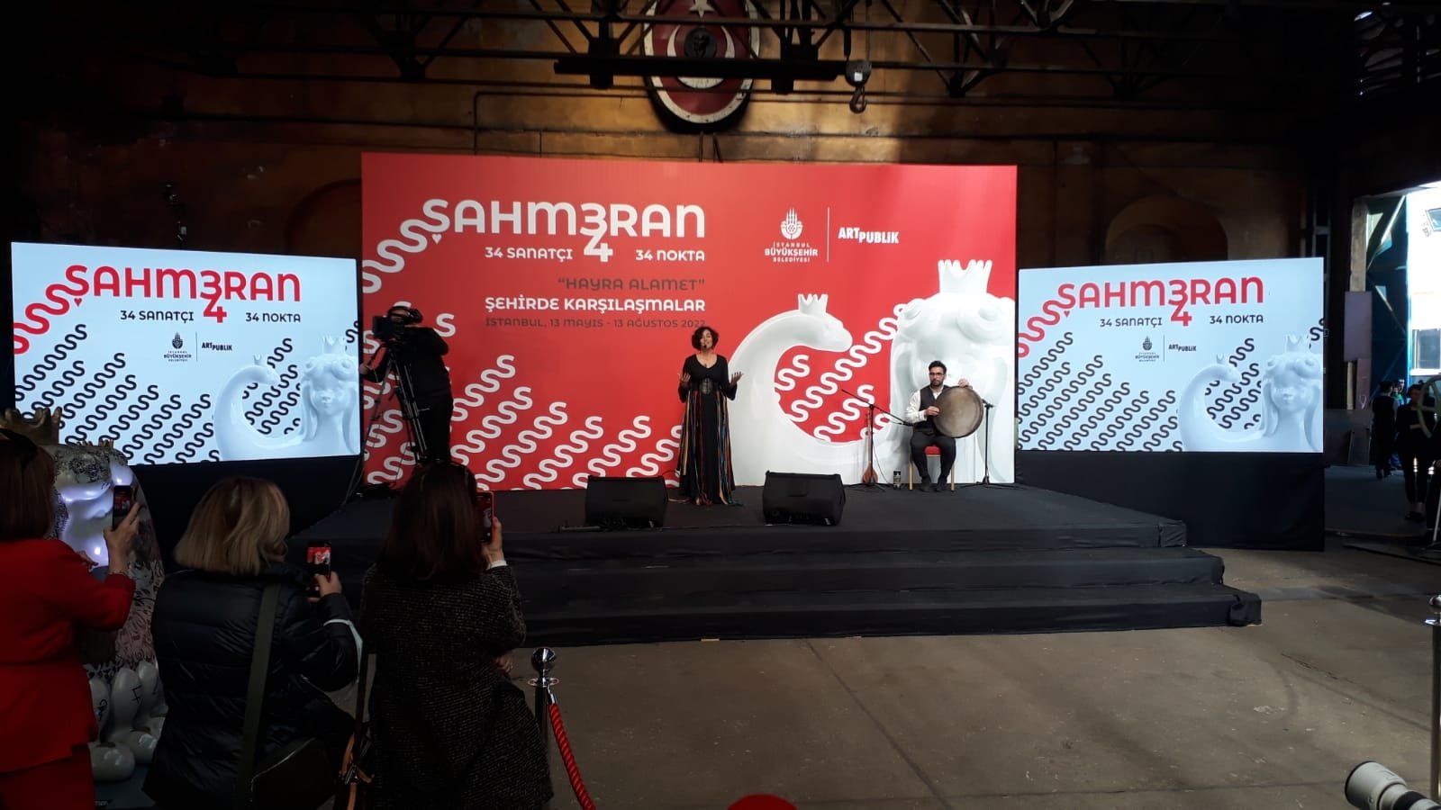 Dalam pameran 'Şahmeran 34', 34 seniman berbeda telah menciptakan patung Shahmaran untuk dipasang di 34 titik berbeda di Istanbul, Turki, 10 Mei 2022. (DHA Photo)