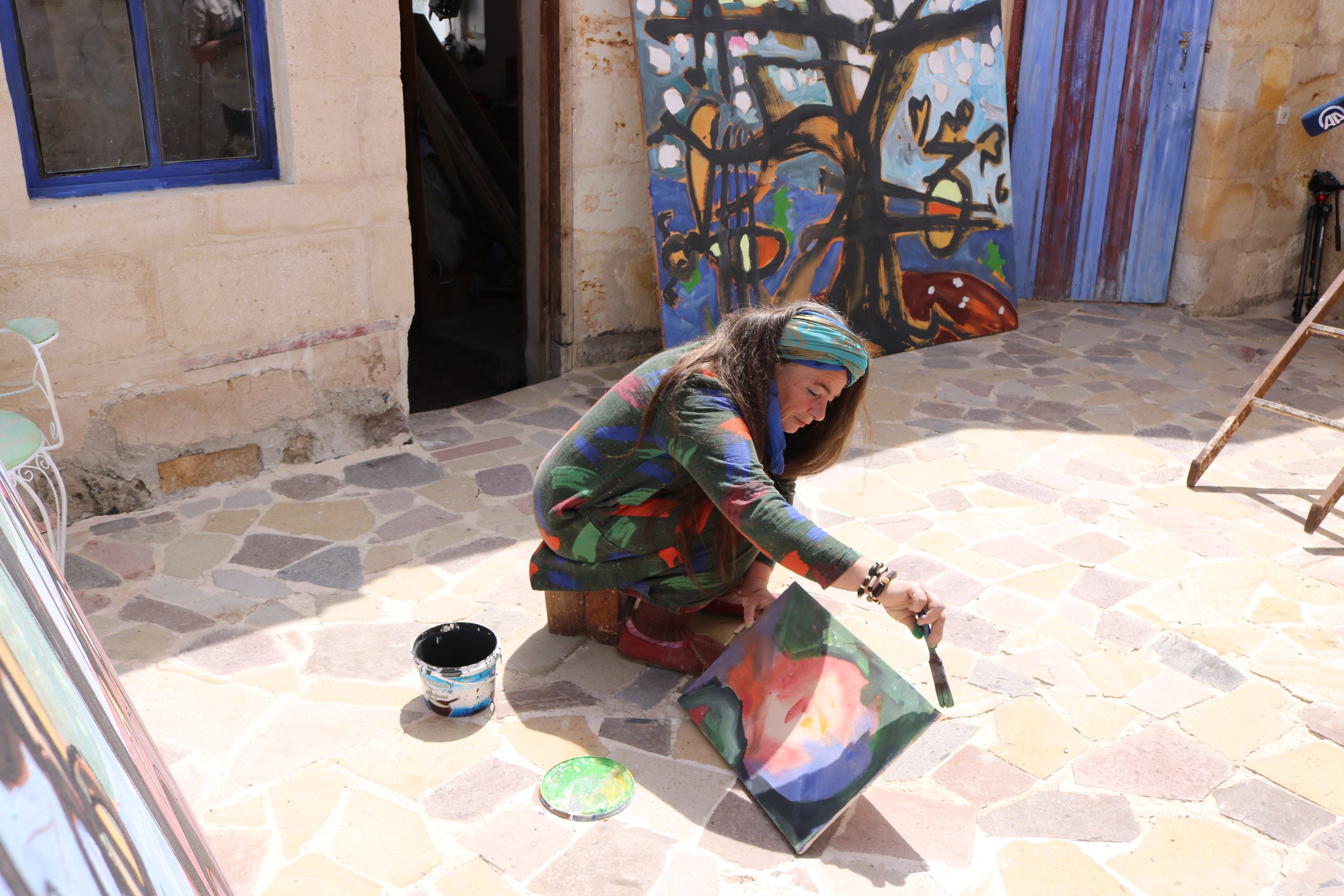 Almut Wegner melukis di studio-house-nya di Cappadocia, Nevşehir, Turki tengah, 10 Mei 2022. (AA Photo)