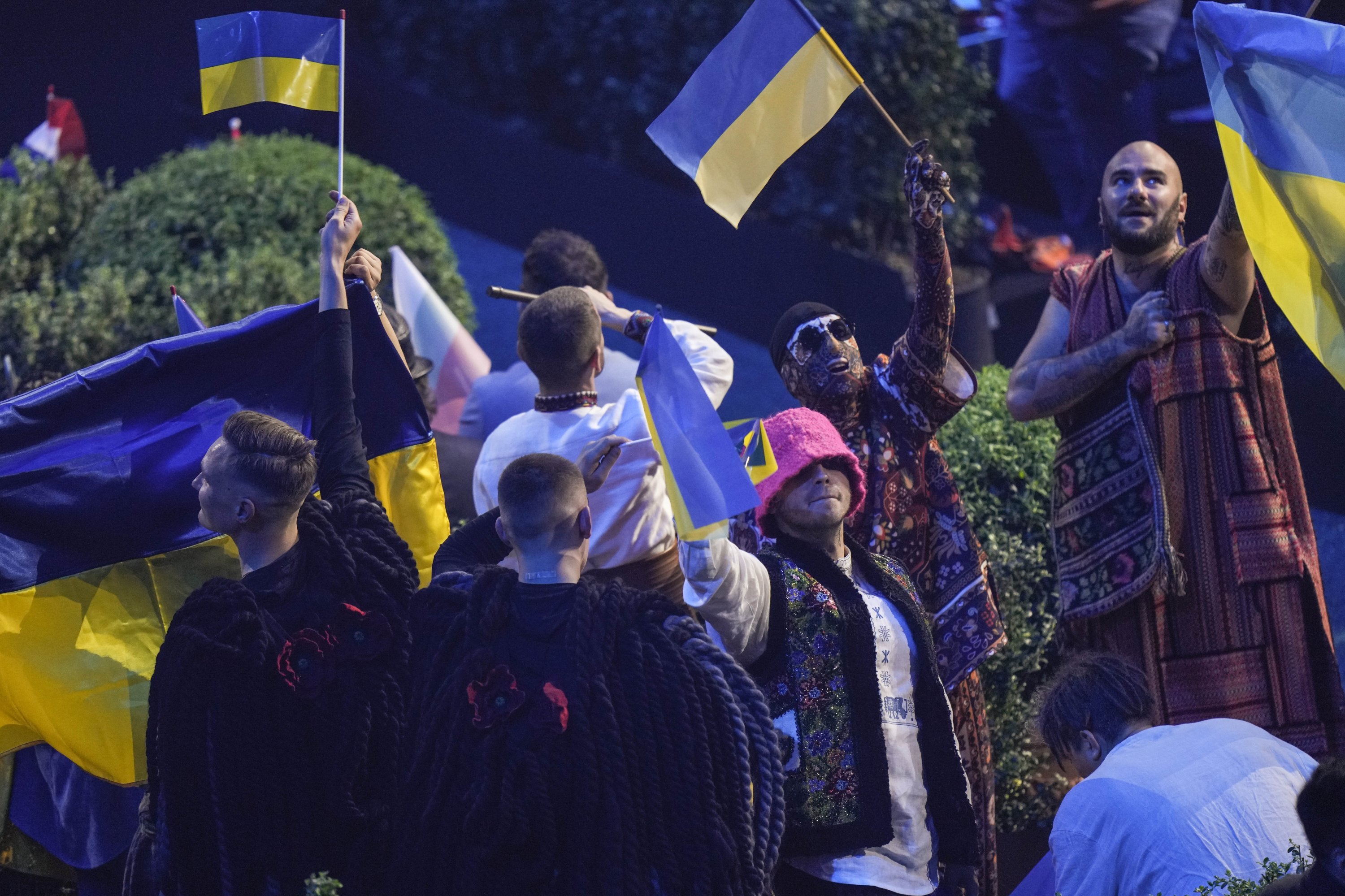 Kalush Orchestra asal Ukraina merayakan keberhasilannya melaju ke final pada babak semifinal pertama Kontes Lagu Eurovision di Turin, Italia, Selasa, 10 Mei 2022. (AP)