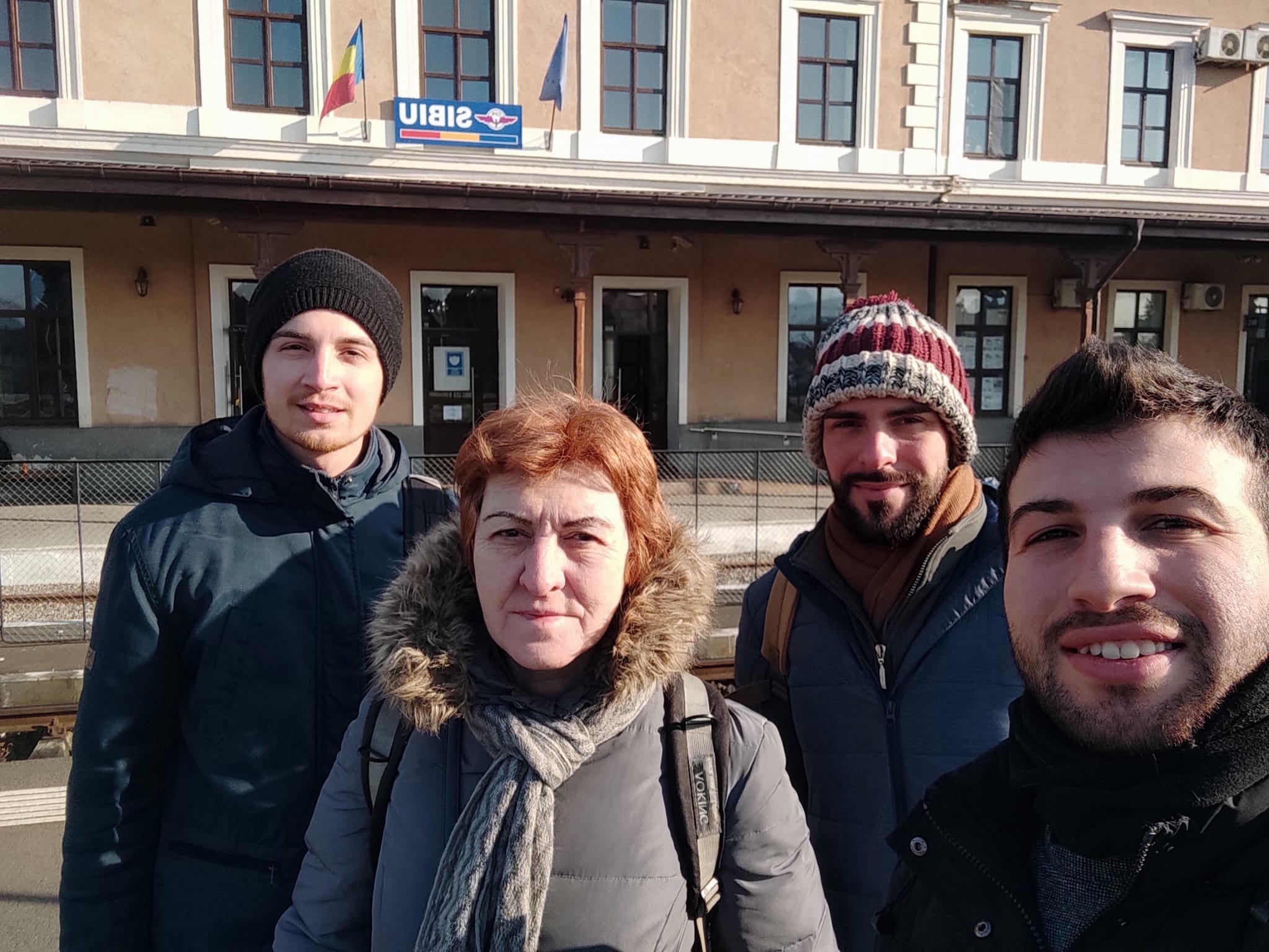 Mahasiswa Erkan Orhan (kanan) telah mengunjungi 120 kota di 14 negara dengan menumpang, Sibiu, Rumania, 9 Mei 2022. (Foto DHA)