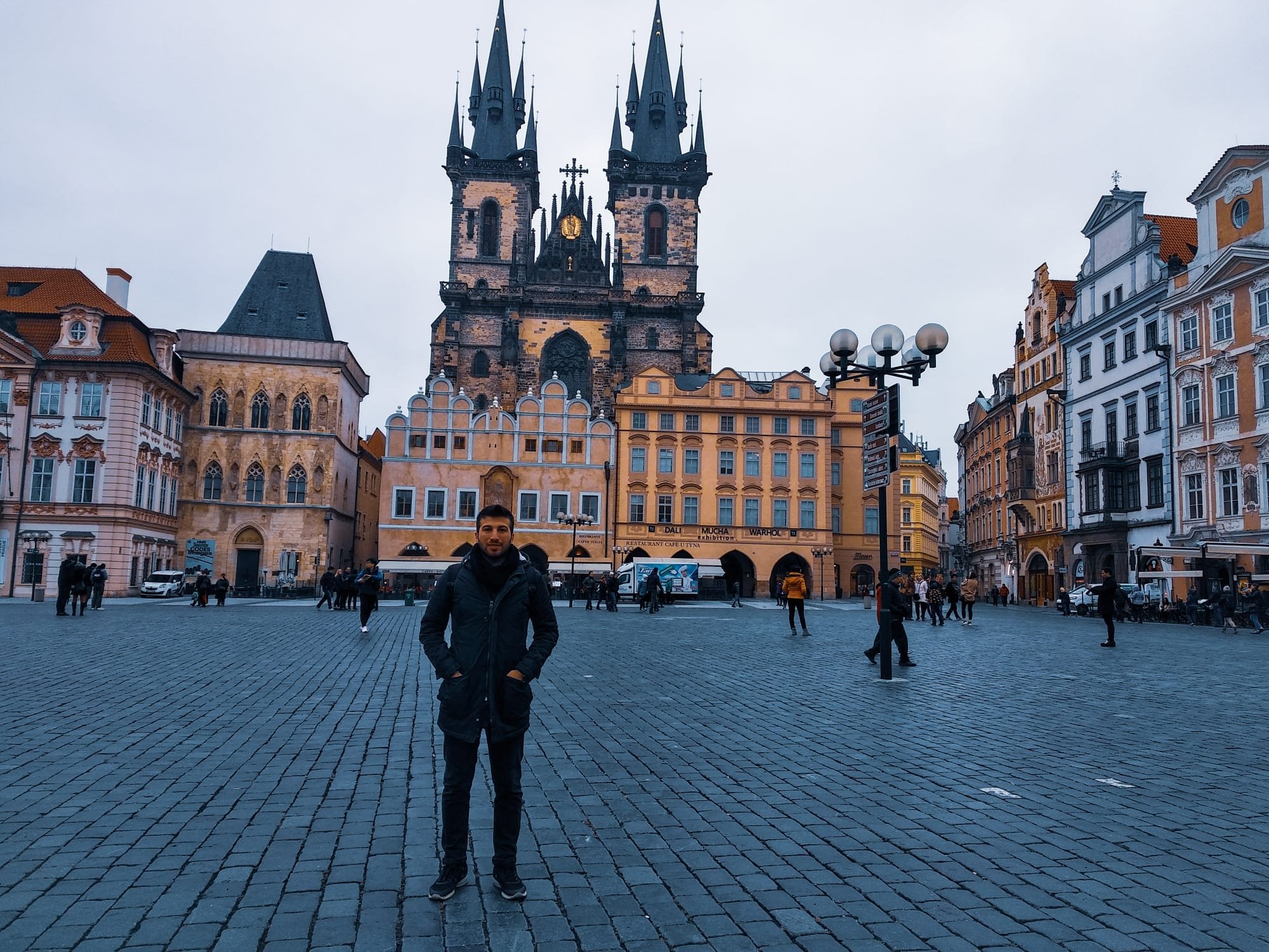 Mahasiswa Erkan Orhan telah mengunjungi 120 kota di 14 negara dengan menumpang, Praha, Republik Ceko, 9 Mei 2022. (DHA Photo)