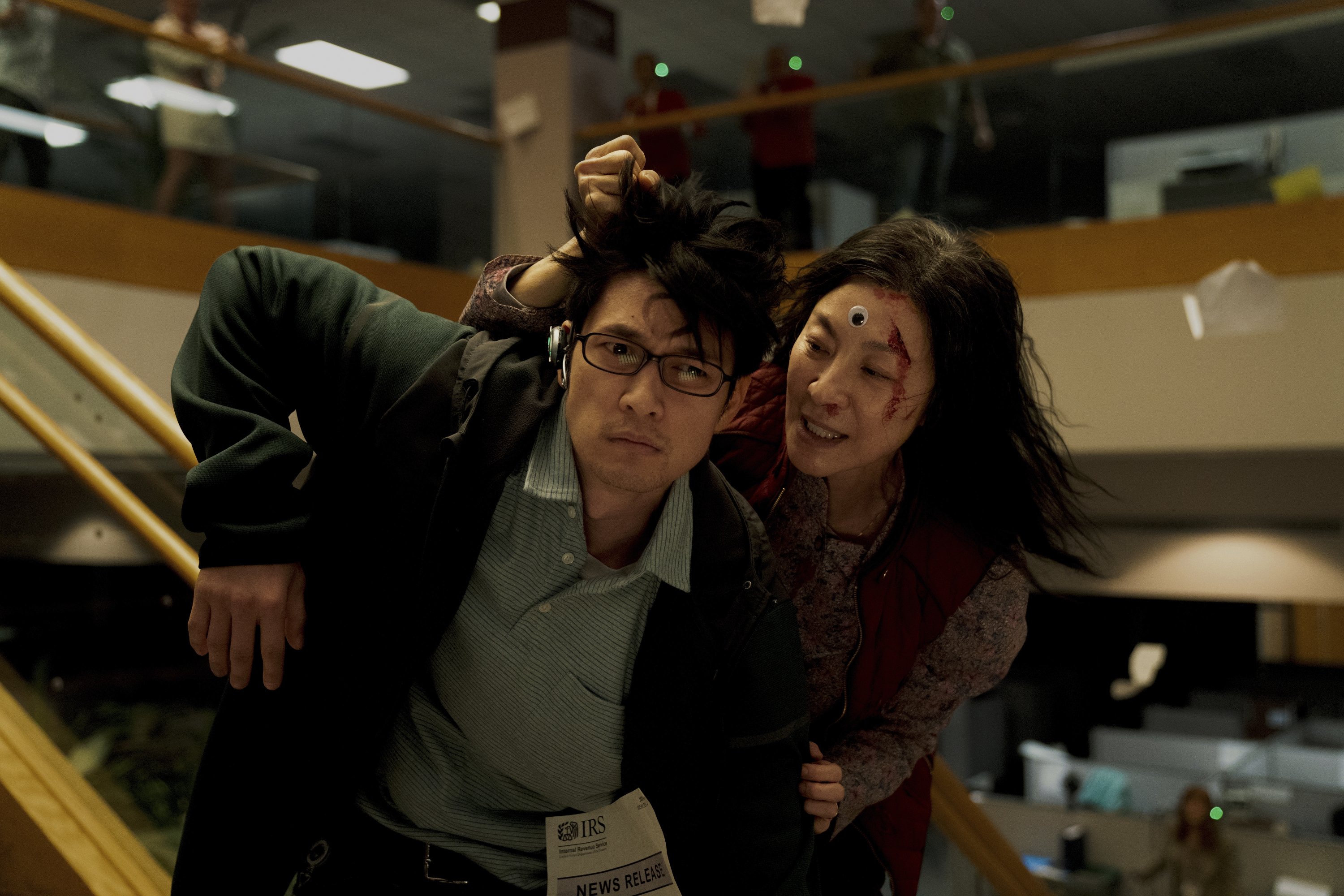 Gambar yang dirilis oleh A24 ini menunjukkan Harry Shum Jr.,(L) , dan Michelle Yeoh dalam sebuah adegan dari 