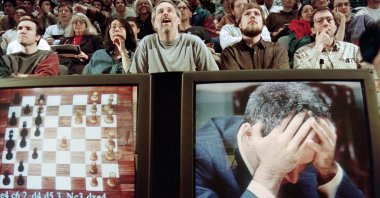 Chess enthusiasts watch World Chess champion Garry Kasparov play against IBM&#039;s Deep Blue computer, New York, U.S., May 11, 1997. (AFP Photo)