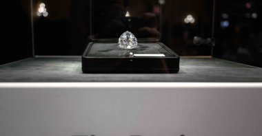 "The Rock," the biggest white diamond ever to be sold at an auction is pictured prior to the start of Christie's Magnificent Jewels sales in Geneva, May 11, 2022. (AFP Photo)