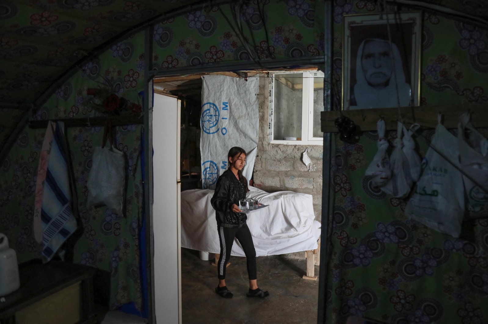 A displaced Yazidi girl walks in a tent at the Chamishko camp for internally displaced persons (IDP) in the city of Zakho in the north of Iraq&#039;s Kurdistan Regional Government (KRG) region, May 5, 2022. (AFP Photo)