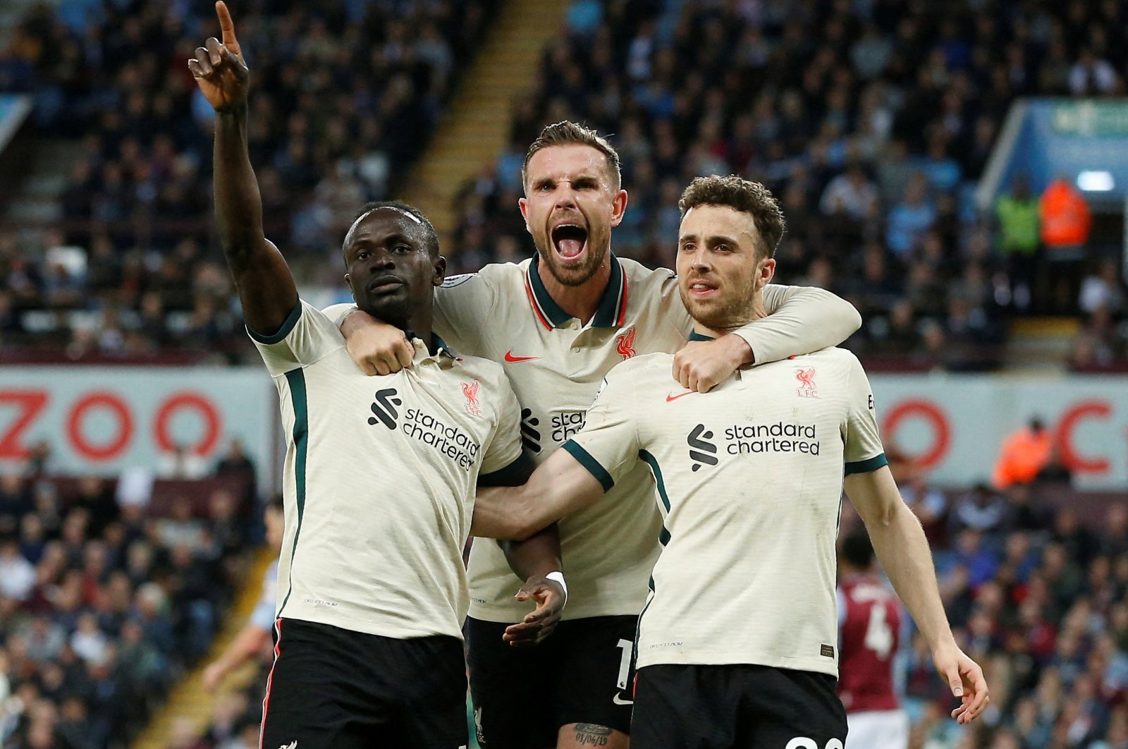 Liverpool&#039;s Sadio Mane (L) celebrates with teammates after scoring a goal in a Premier League match against Aston Villa, Birmingham, England, May 10, 2022. (Reuters Photo)