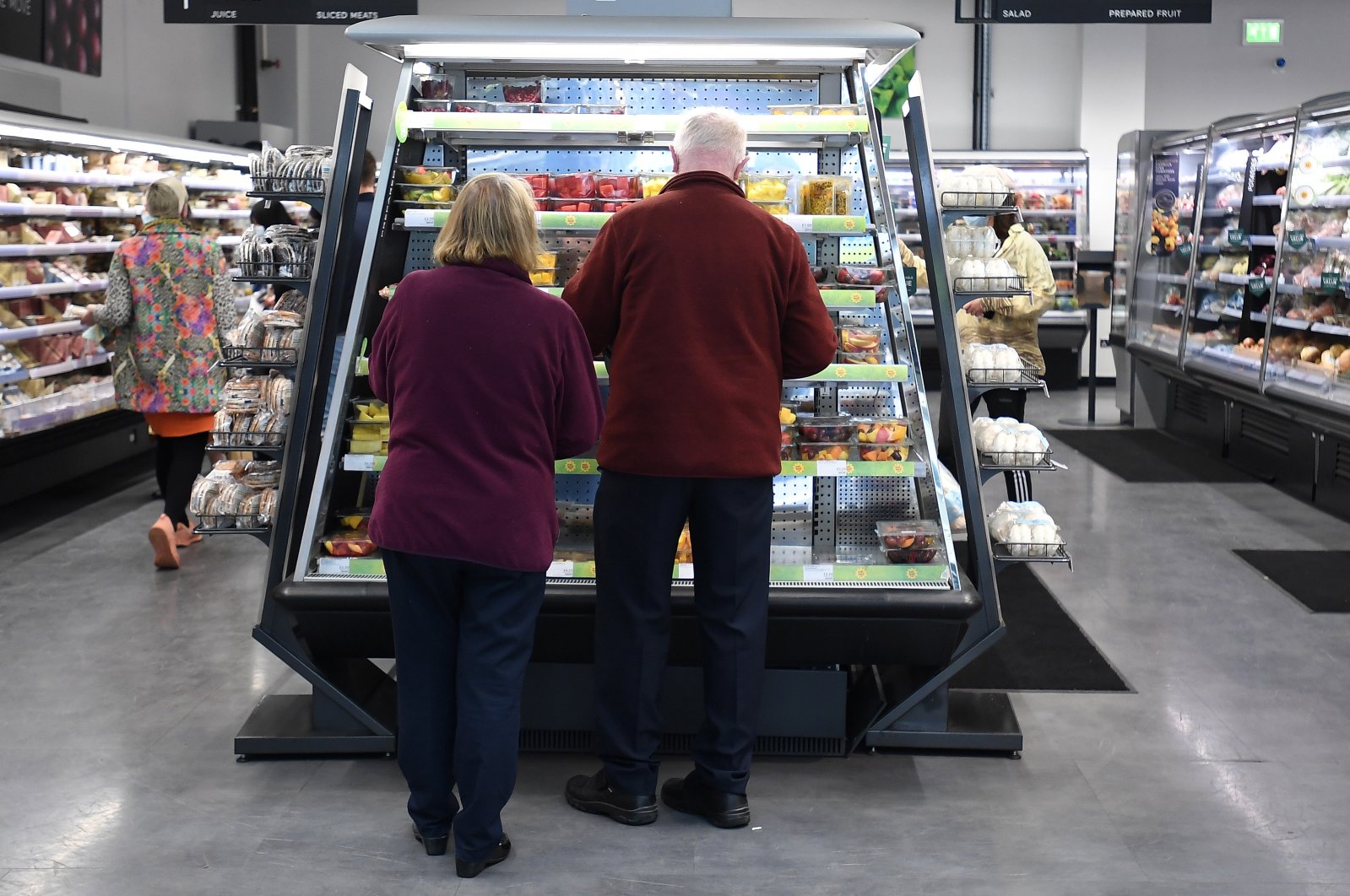 Shoppers are seen at a supermarket in London, Britain, April 13, 2022. (EPA Photo)