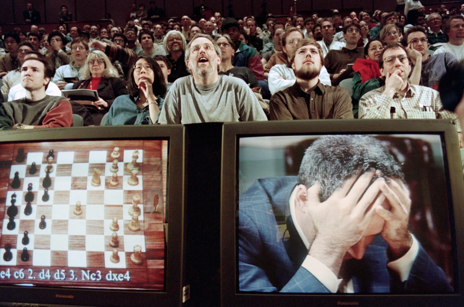 Chess enthusiasts watch World Chess champion Garry Kasparov play against IBM&#039;s Deep Blue computer, New York, U.S., May 11, 1997. (AFP Photo)