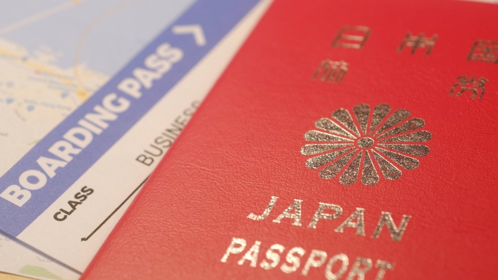 Paspor warga negara Jepang dan tiket pesawat untuk bepergian.  (Foto Shutterstock)