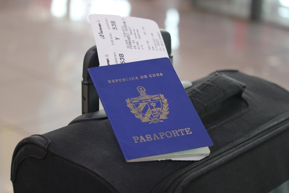 Paspor Kuba dan tiket pesawat di atas koper di Bandara Internasional Jose Marti di Havana, Kuba, 29 Oktober 2021. (Foto Shutterstock)