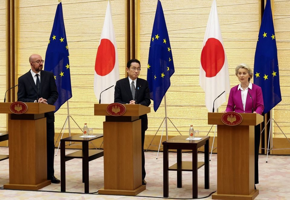 European Commission President Ursula von der Leyen (R), Japanese Prime Minister Fumio Kishida (C) and European Council President Charles Michel announce their joint statement at the prime minister&#039;s official residence, Tokyo, Japan, May 12, 2022. (Reuters Photo)