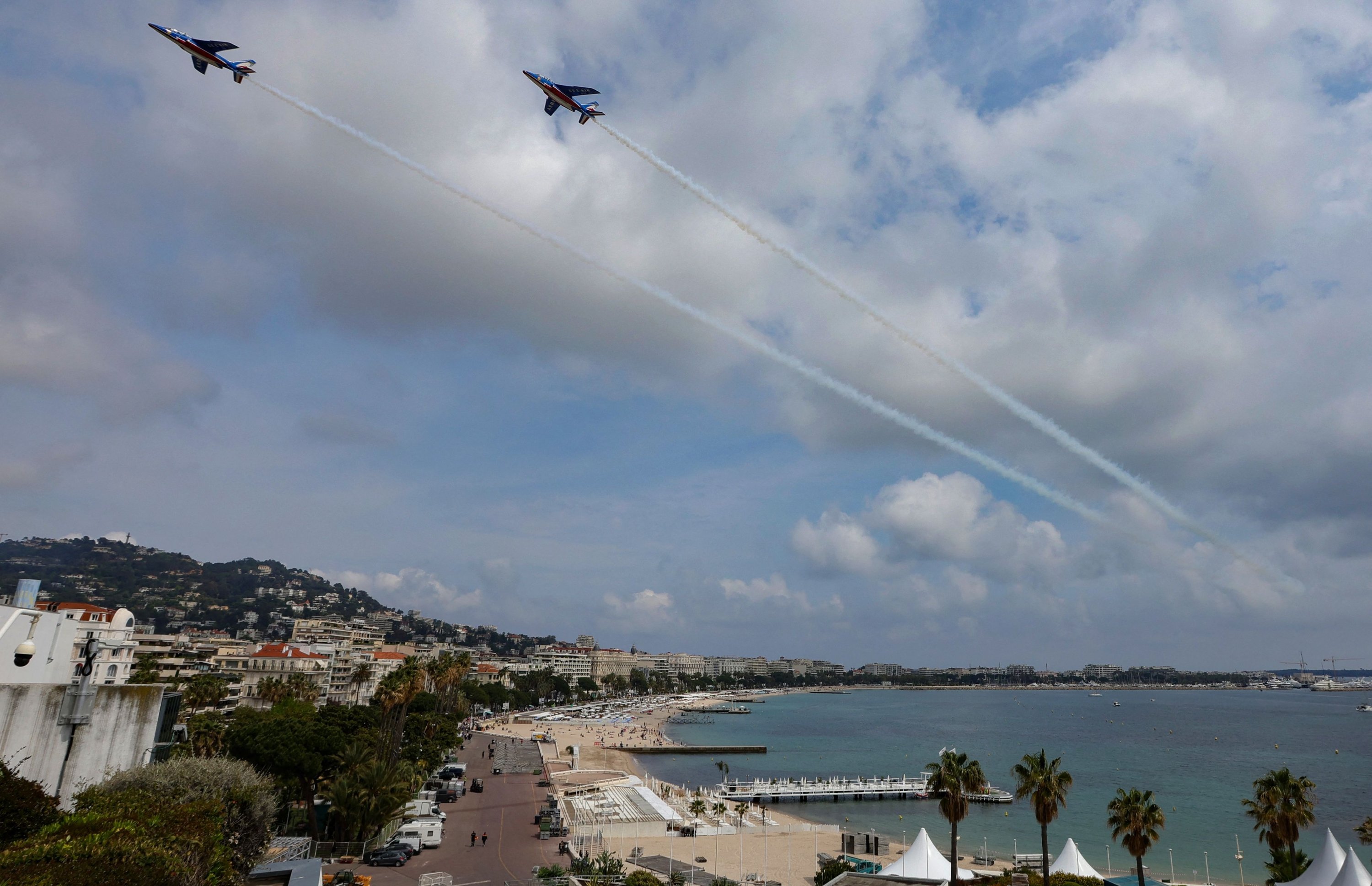 Pesawat jet alfa dari unit aerobatik angkatan udara Prancis Patrouille de France melakukan penerbangan latihan di atas Teluk Cannes yang dijadwalkan untuk Festival Film Cannes ke-75 yang berlangsung dari 17 Mei hingga 28 Mei, Cannes, Prancis, 3 Mei 2022. (AFP Photo)