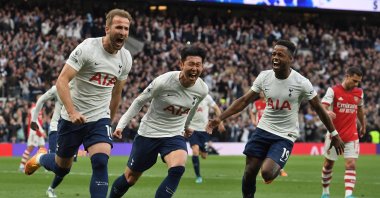 Harry Kane (L) of Tottenham celebrates with teammates Son Heung-min (C) and Ryan Sessegnon (2-R) after scoring the 1-0 lead from the penalty spot during the English Premier League soccer match between Tottenham Hotspur and Arsenal FC in London, Britain, May 12, 2022. (EPA Photo)