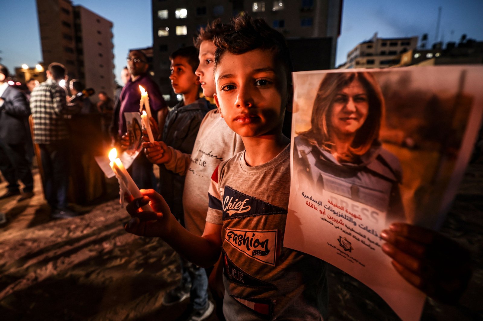Children take part in a candlelight vigil to condemn the killing of veteran Al-Jazeera journalist Shireen Abu Akleh, Gaza City, May 11, 2022. (AFP Photo)