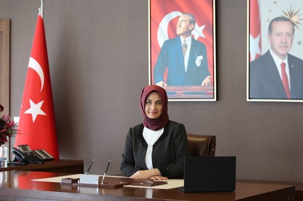 Wakil Menteri Jadi Gubernur Turki Pertama Berjilbab
