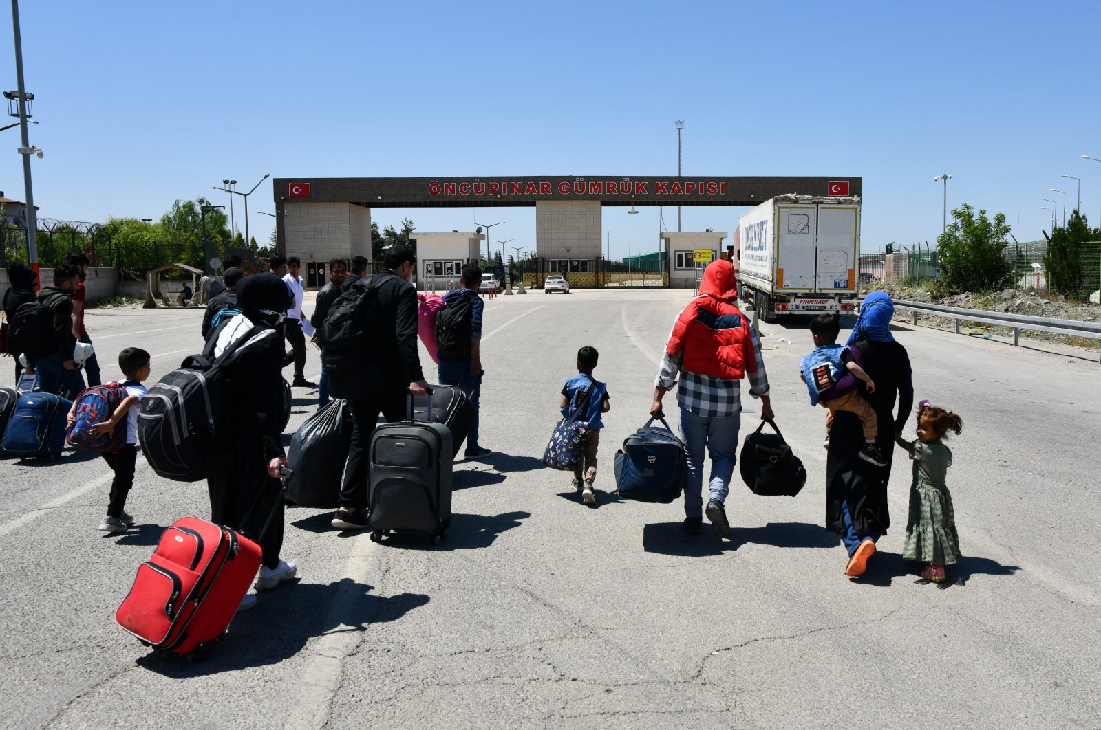 Syrian migrants return back to their country, Kilis Öncüpınar border gate, Turkey, May 12, 2022. (AA)