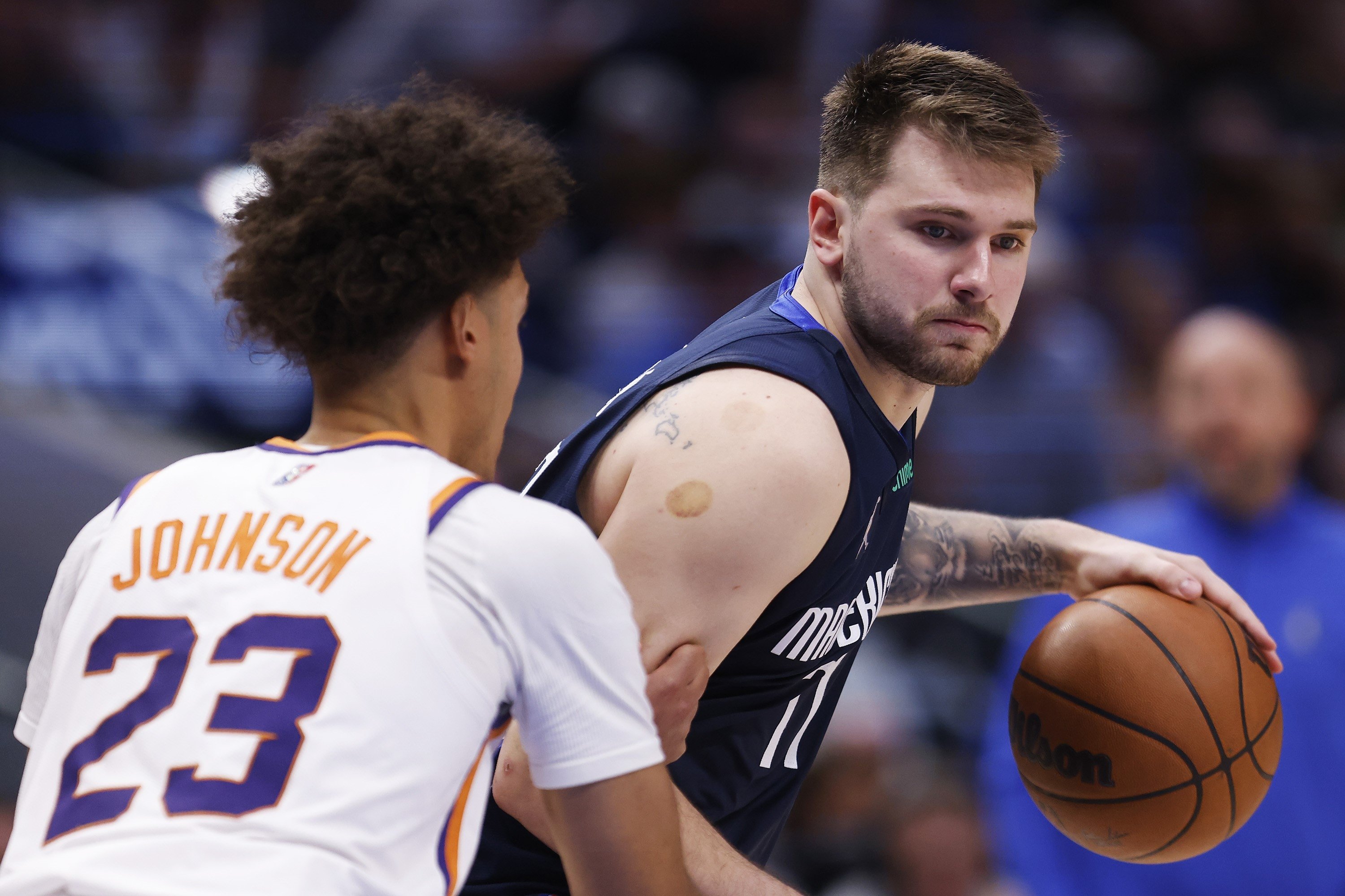 Luka Doncic dari Mavericks bersaing dengan Cameron Johnson dari Suns dalam pertandingan playoff NBA, Dallas, AS, 12 Mei 2022. (AFP Photo)